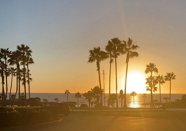 Auringonlasku rannalla - Tämä kaunis kesäinen kuva tuo aurinkoisen rantatunnelman kotiisi. Nauti kesästä ympäri vuoden tällä upealla taululla.